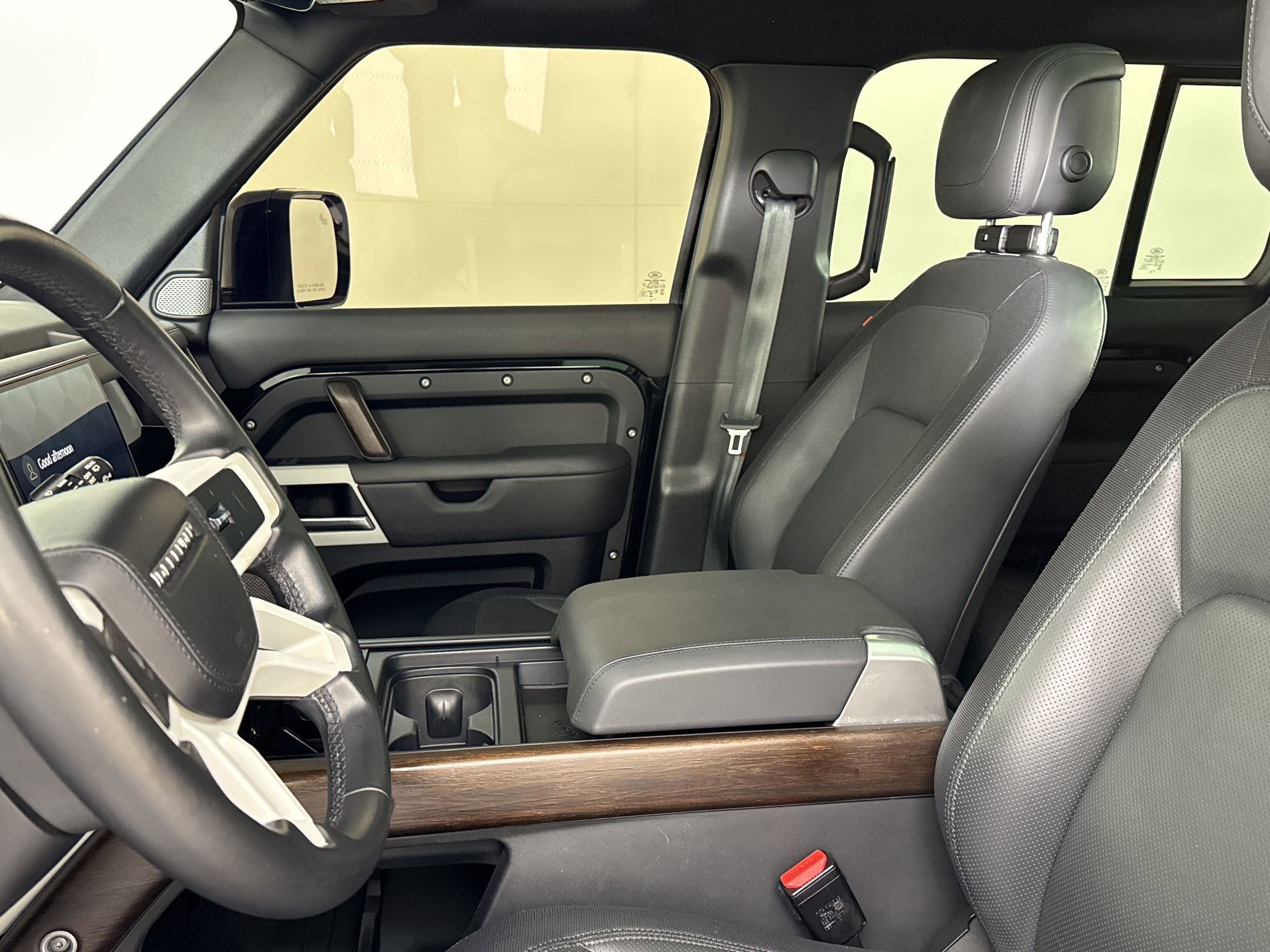 Used 2023 Land Rover Defender 130 X-Dynamic SE image 5