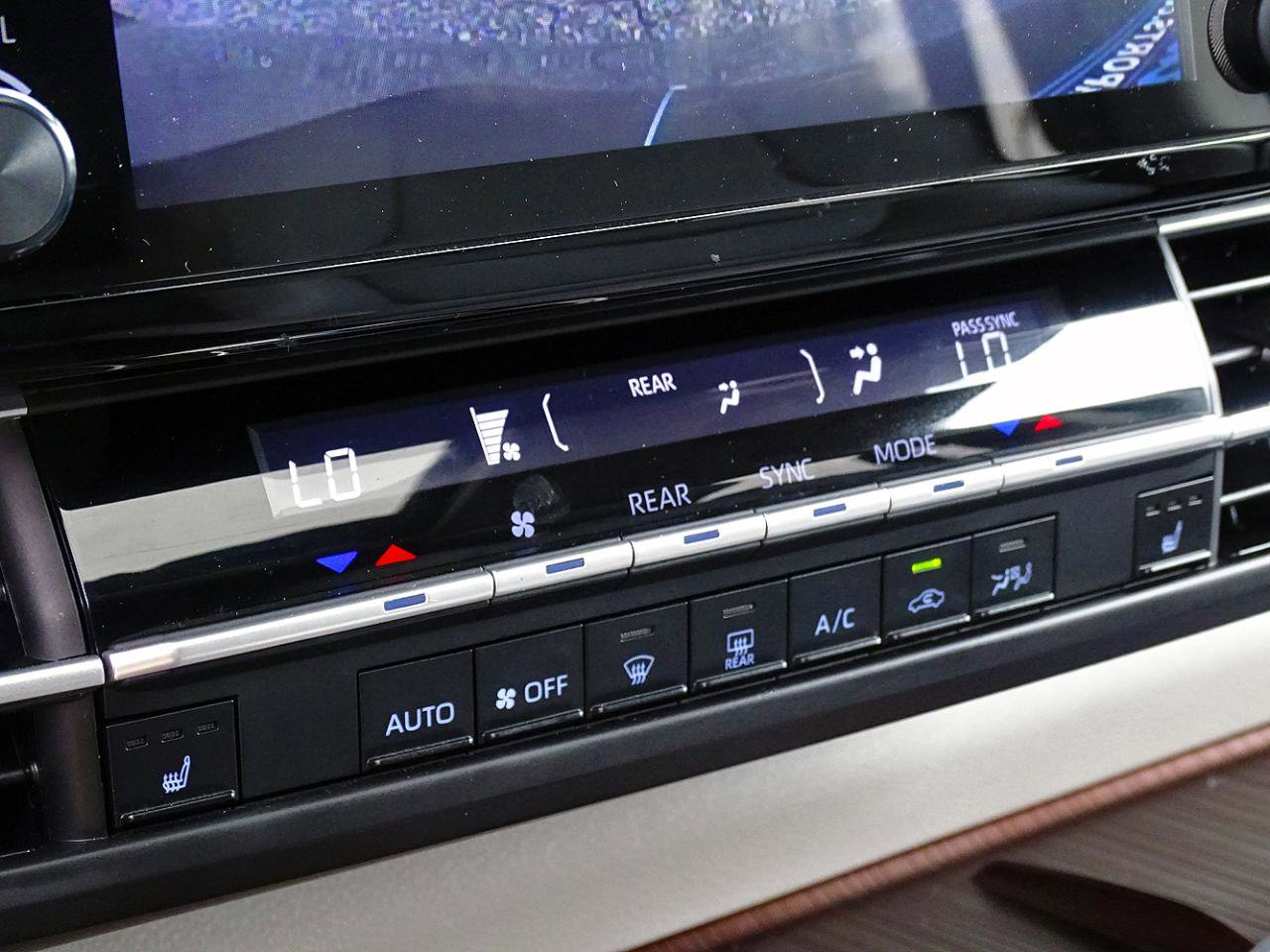 Used 2024 Toyota Sienna XLE FWD image 33
