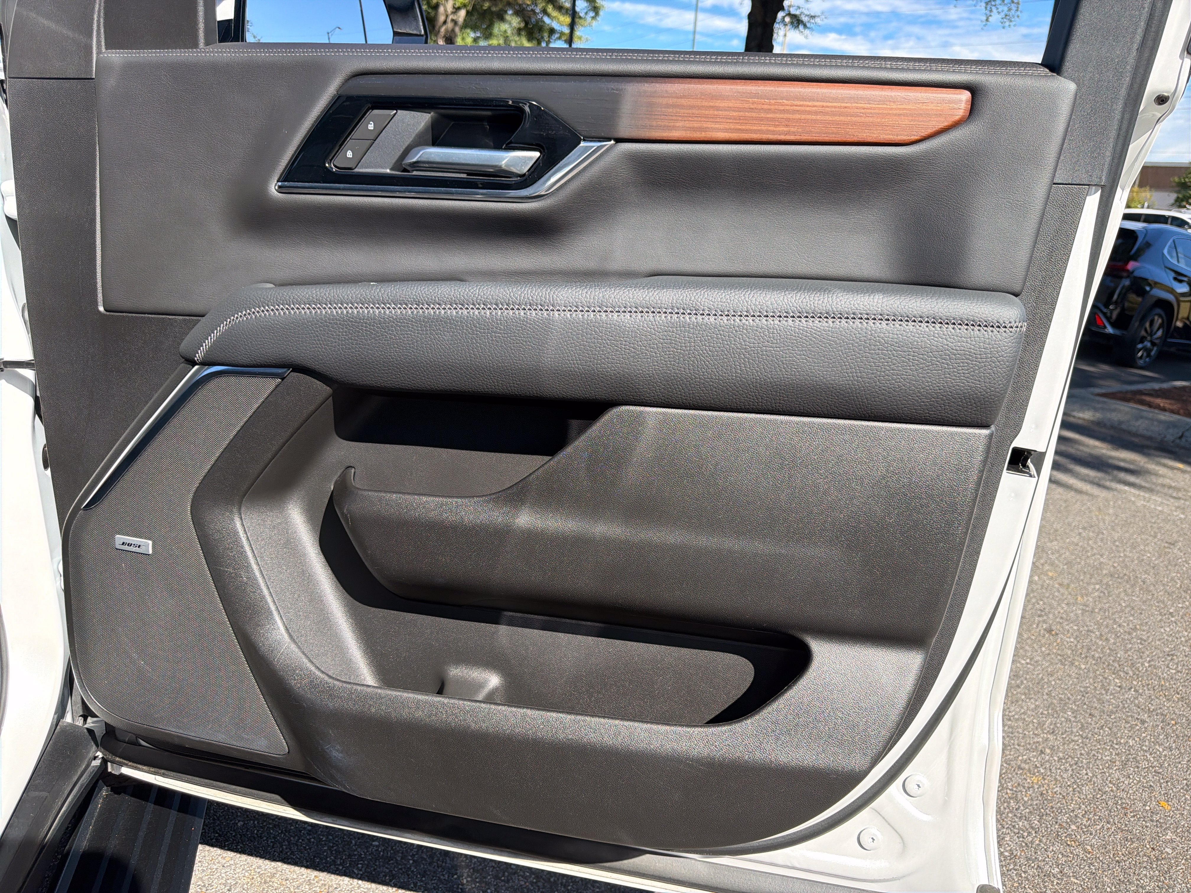 Used 2025 GMC Yukon Denali w/ Sun & Power Step Package AWD/4WD image 39
