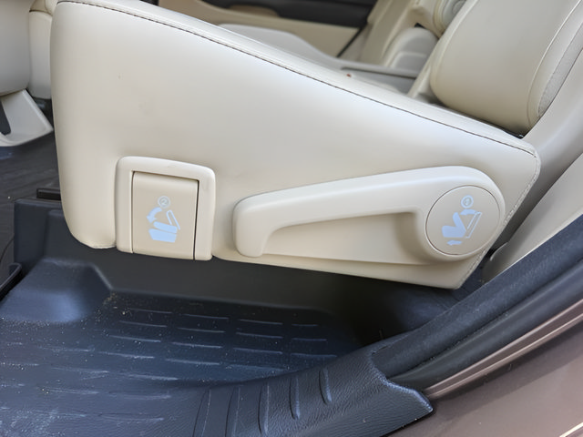 Used 2017 Toyota Highlander XLE FWD image 25