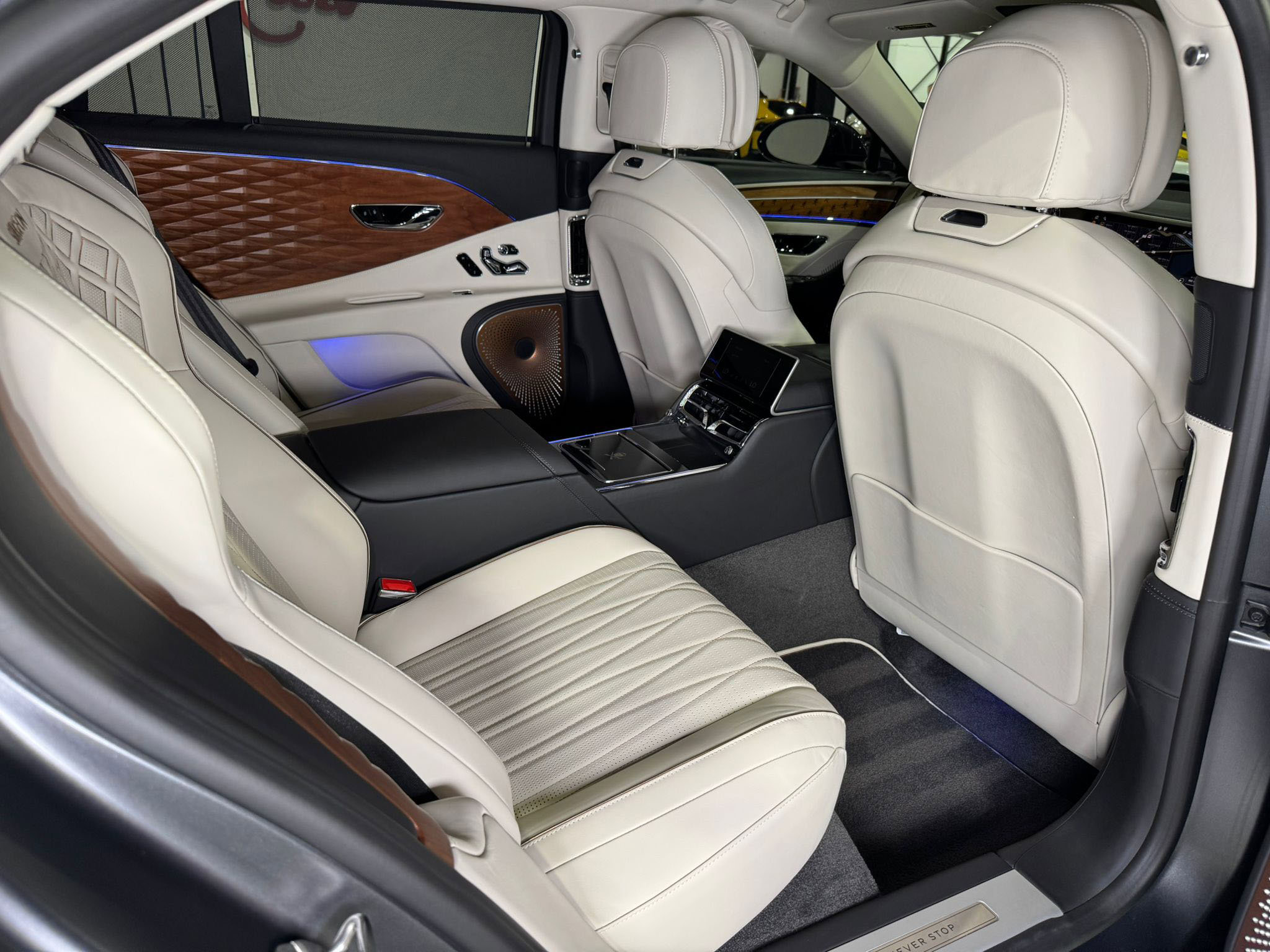 Used 2022 Bentley Flying Spur Plug-In Hybrid image 16