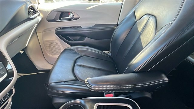 Used 2023 Chrysler Pacifica Touring-L image 20