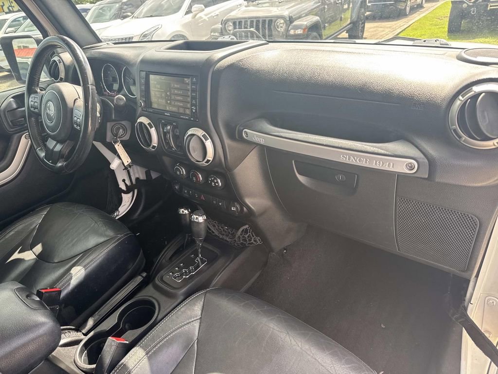 Used 2016 Jeep Wrangler Unlimited Sahara w/ Connectivity Group AWD/4WD image 14