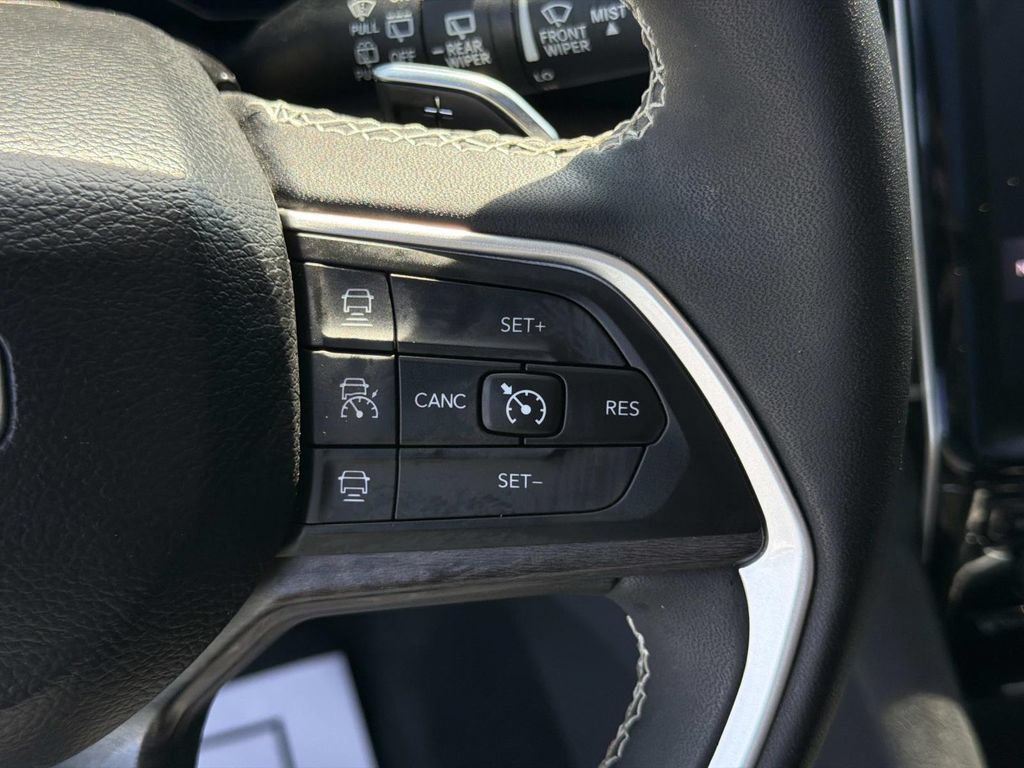 Used 2023 Jeep Grand Cherokee Limited w/ Luxury Tech Group II AWD/4WD image 10