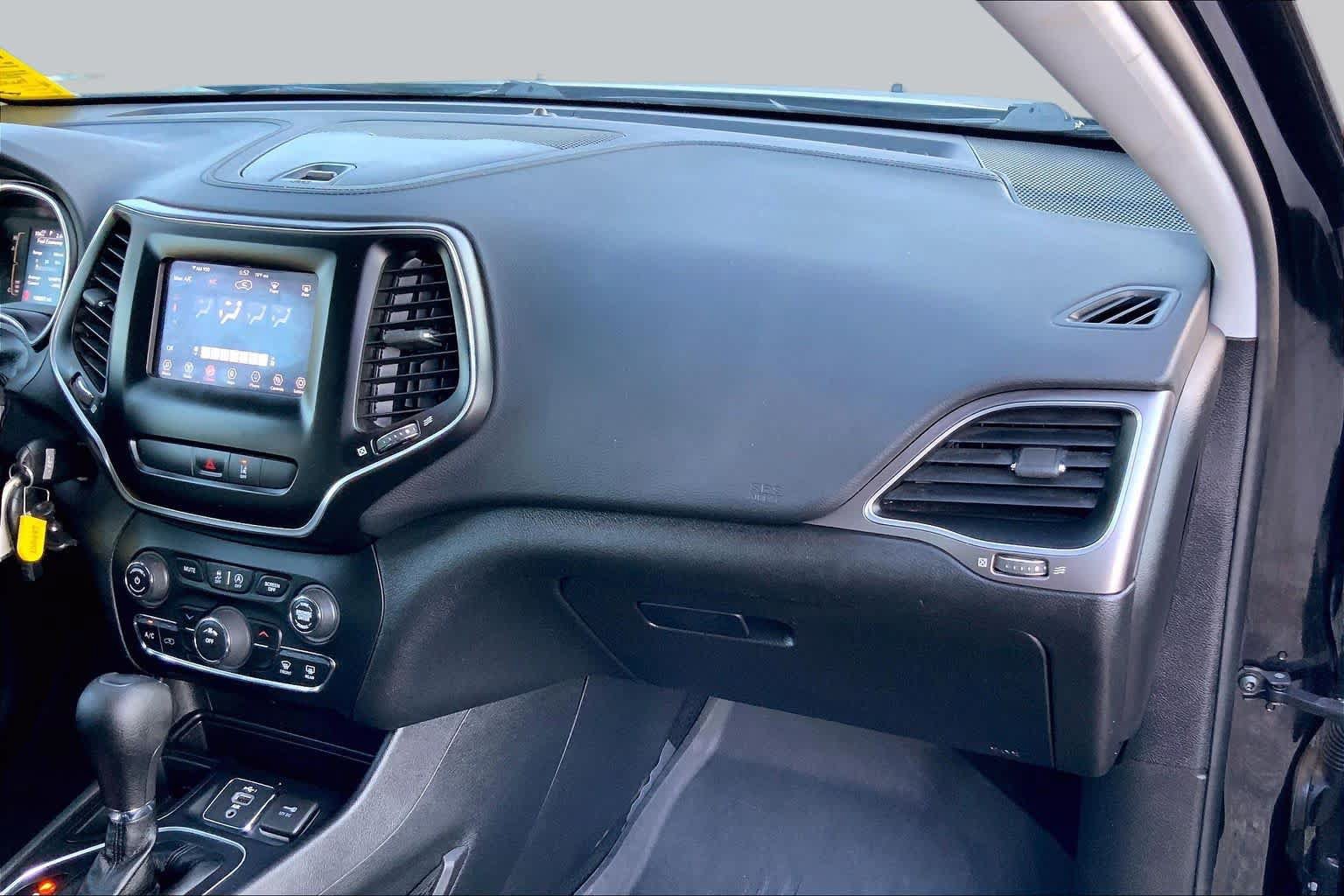 Used 2021 Jeep Cherokee Latitude FWD image 16