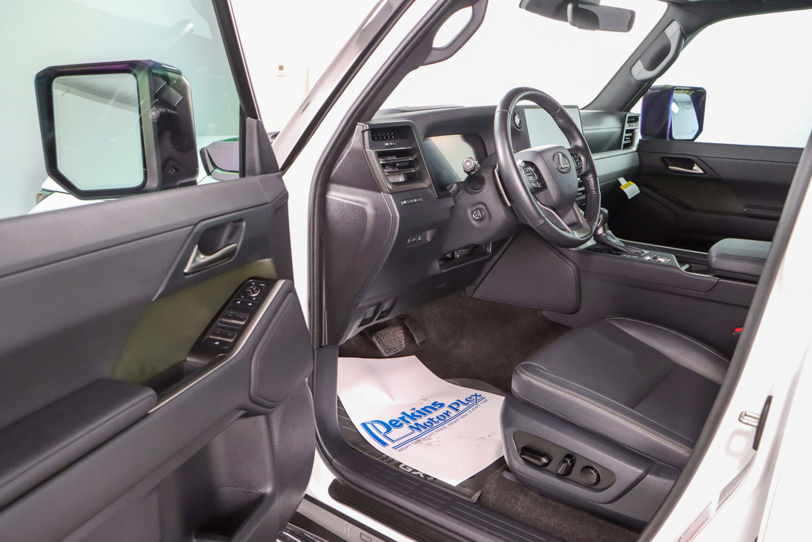 Used 2024 Lexus GX 550 image 3