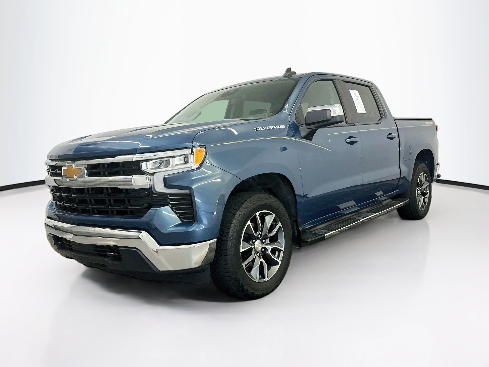Used 2024 Chevrolet Silverado 1500 LT AWD/4WD image 3