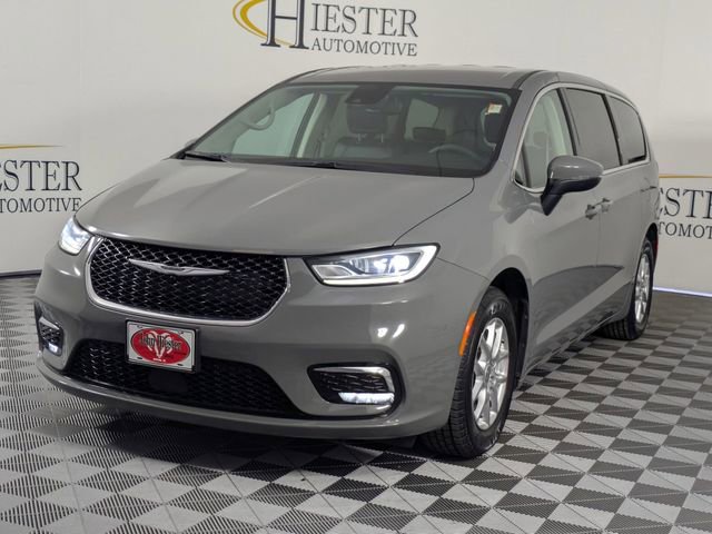 Used 2023 Chrysler Pacifica Touring-L image 5