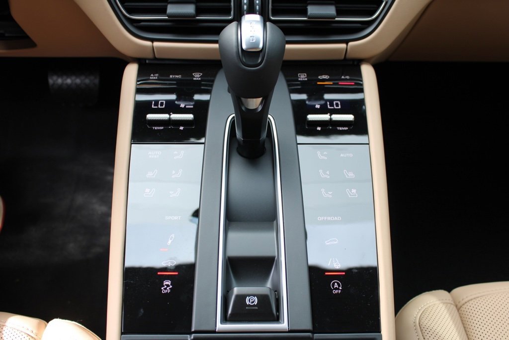 Used 2025 Porsche Macan image 26