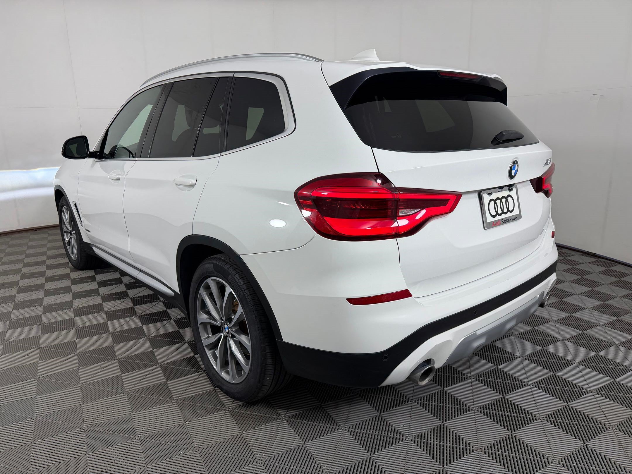 Used 2018 BMW X3 xDrive30i w/ Premium Package AWD/4WD image 3