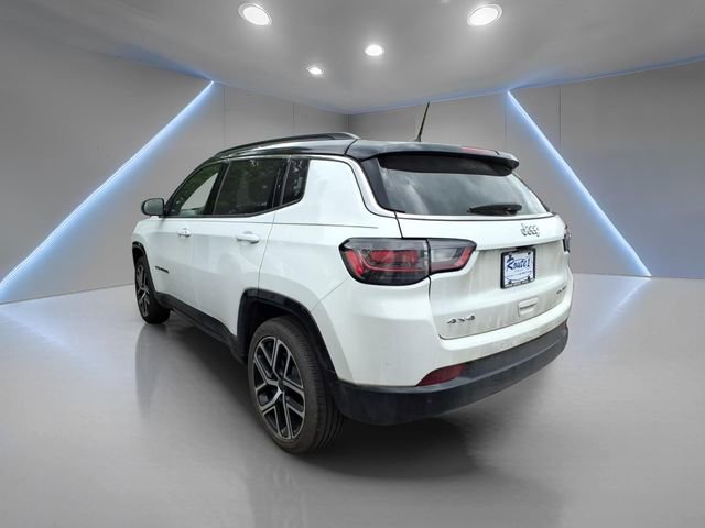 Used 2025 Jeep Compass Limited w/ Elite Group AWD/4WD image 3