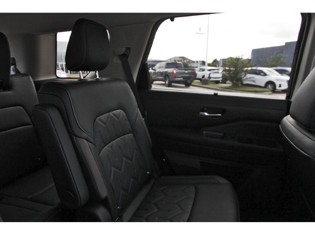 New 2026 Nissan Pathfinder Platinum FWD image 10