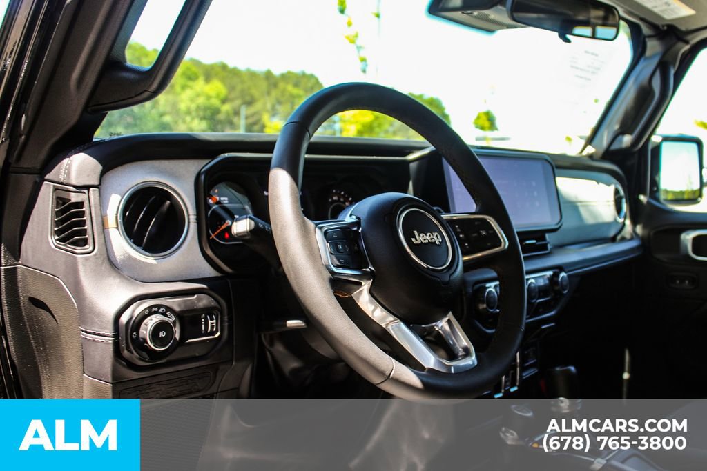 Used 2025 Jeep Wrangler Unlimited Sahara AWD/4WD image 31