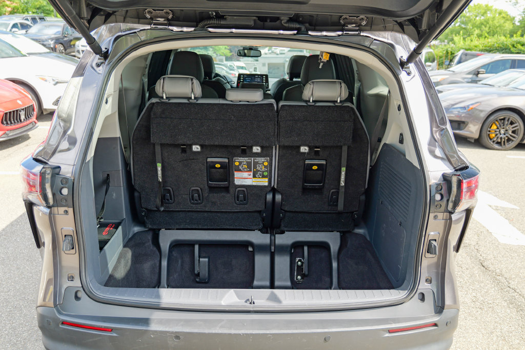 Used 2024 Toyota Sienna XLE w/ XLE Plus Package FWD image 57