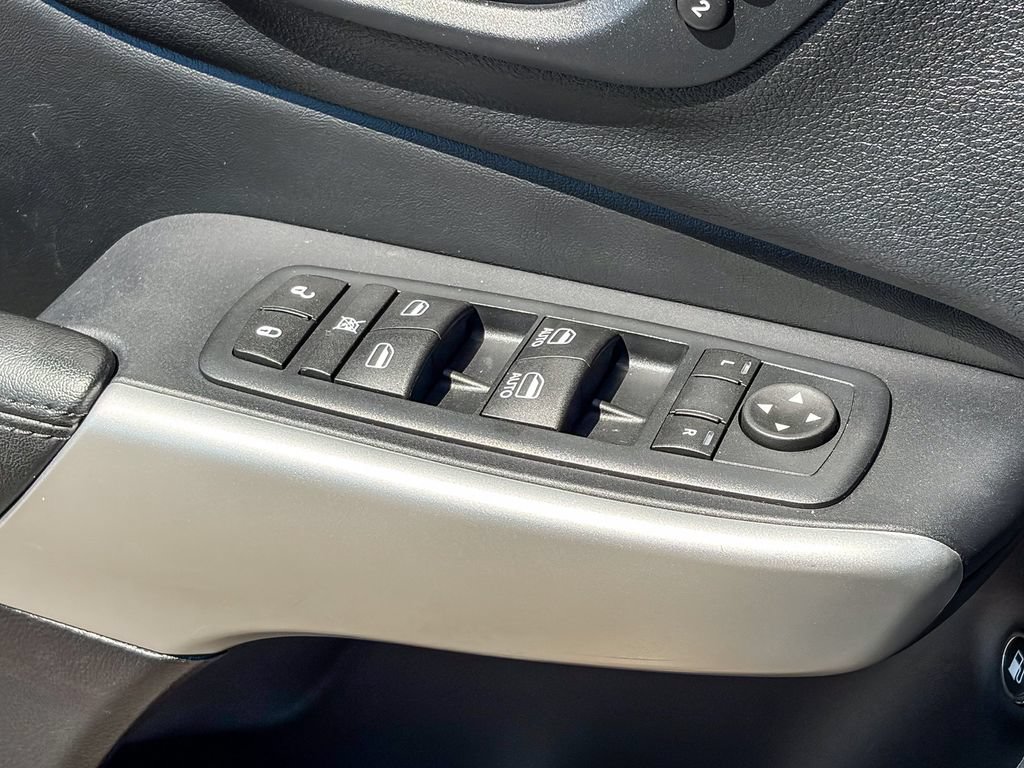 Used 2016 Jeep Cherokee Overland w/ Technology Group AWD/4WD image 44