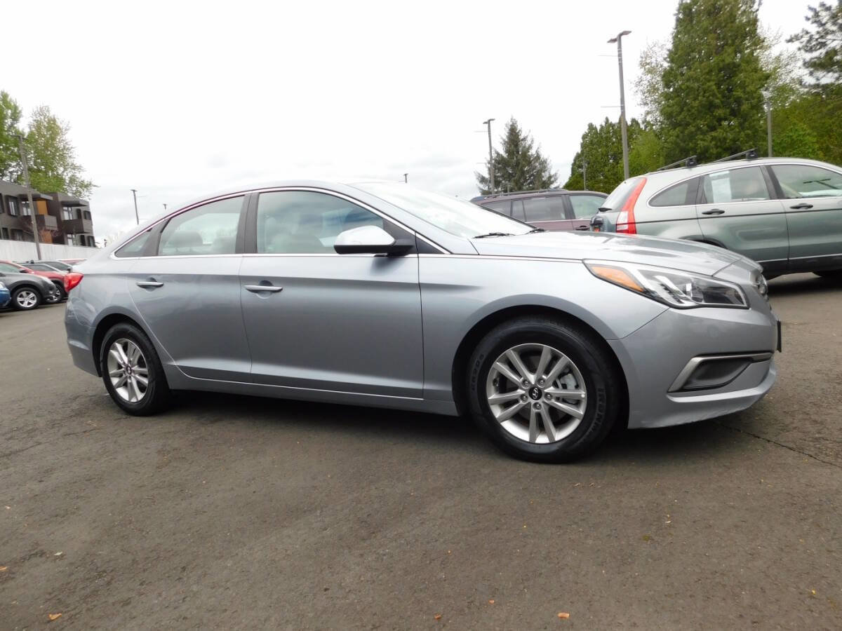 Used 2016 Hyundai Sonata SE FWD image 1