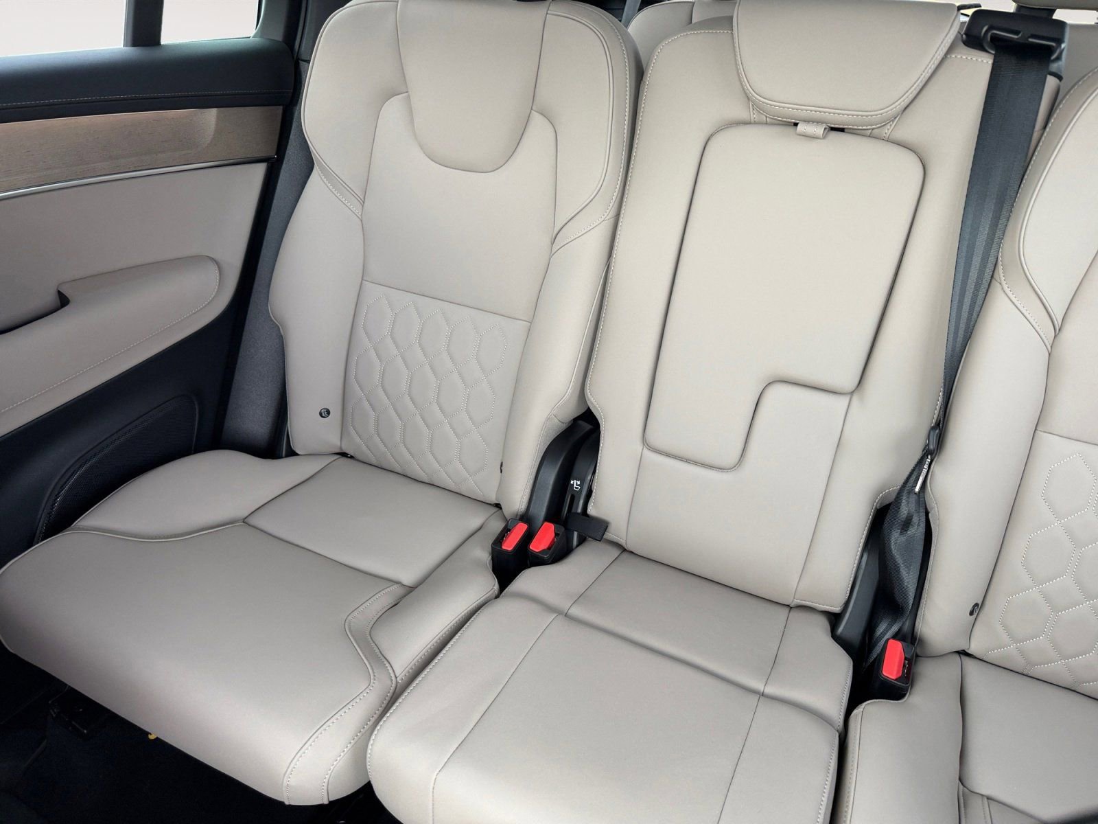 New 2026 Volvo XC90 B6 Plus w/ Protection Package Premier image 13