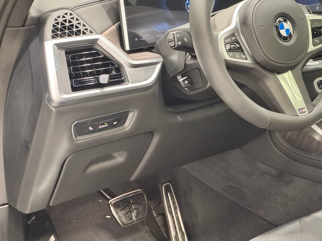 Used 2026 BMW X7 xDrive40i w/ M Sport Package AWD/4WD image 14