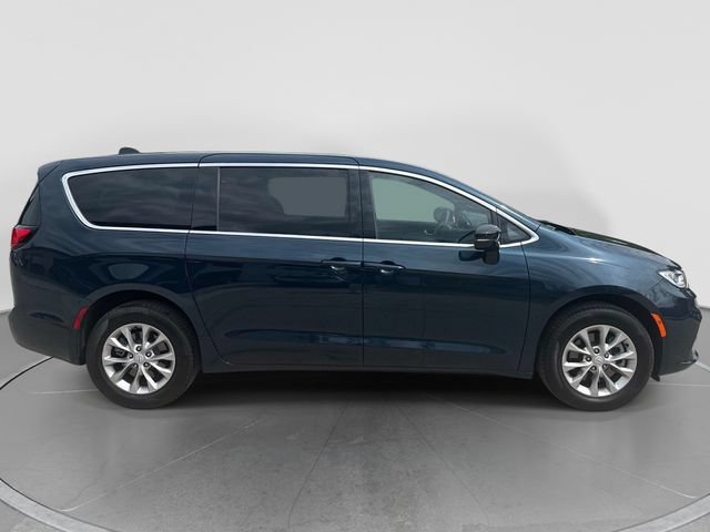 Used 2025 Chrysler Pacifica Select AWD/4WD image 9
