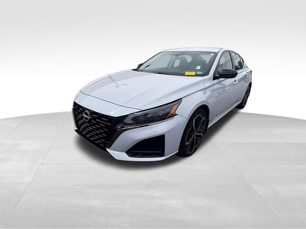 Used 2024 Nissan Altima 2.5 SR FWD image 2