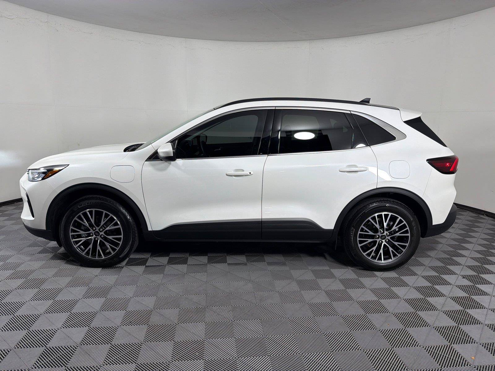 Used 2025 Ford Escape SE FWD image 4