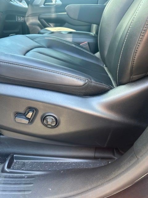 Used 2025 Chrysler Pacifica Select FWD image 4