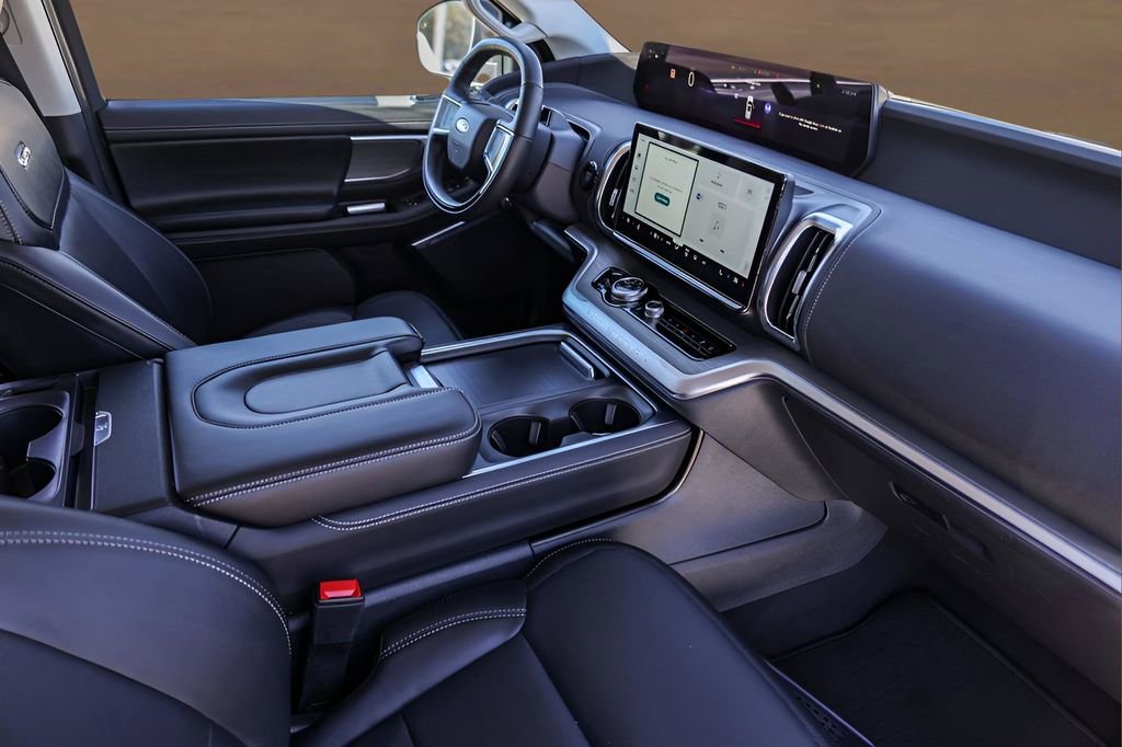 Used 2025 Ford Expedition Platinum image 32