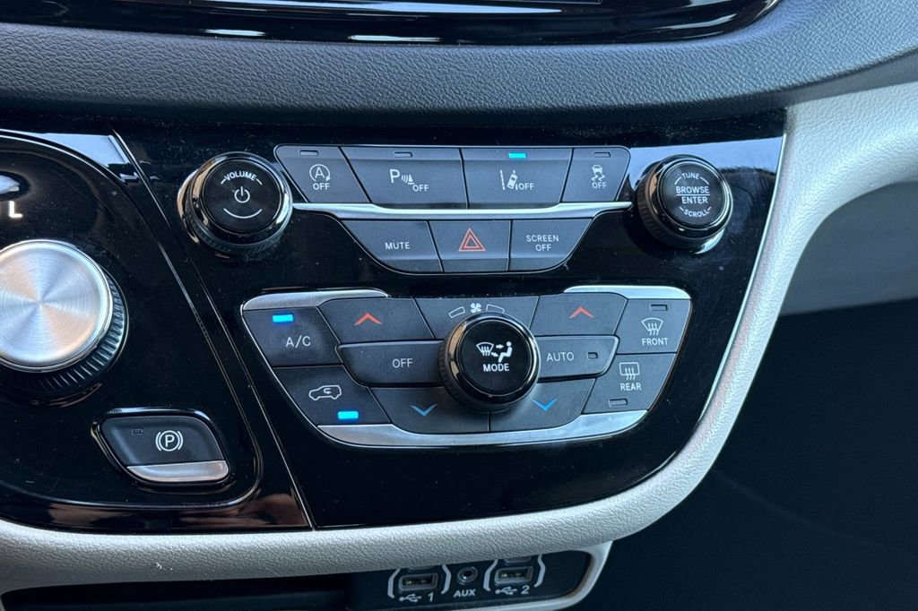 Used 2024 Chrysler Pacifica Touring-L image 31