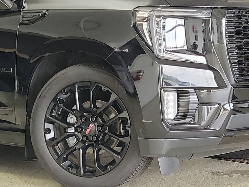 Used 2023 GMC Yukon Denali w/ Denali Reserve Package AWD/4WD image 2