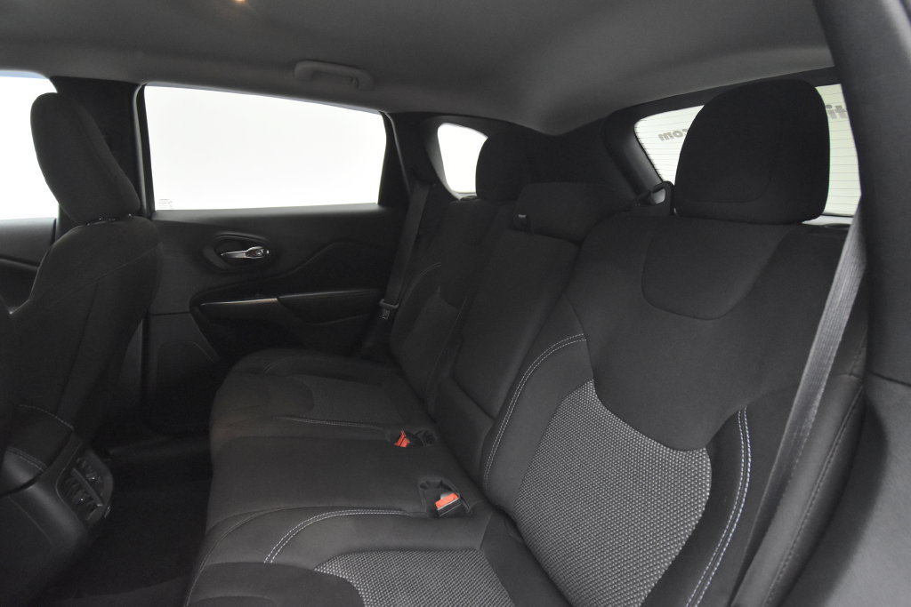 Used 2020 Jeep Cherokee Latitude FWD image 17