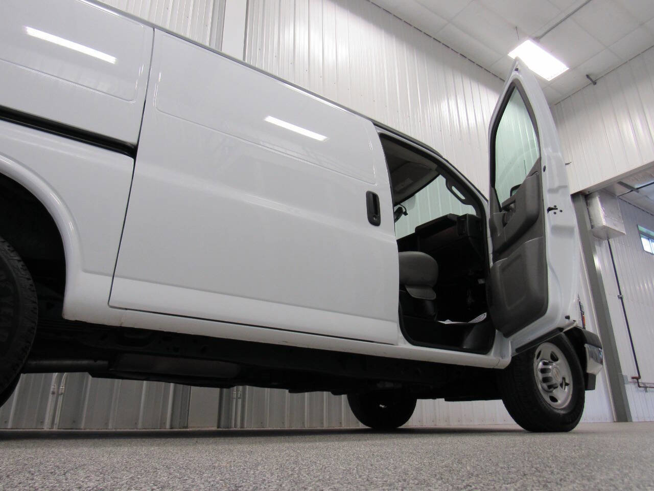 Used 2020 Chevrolet Express 3500 w/ Driver Convenience Package image 25