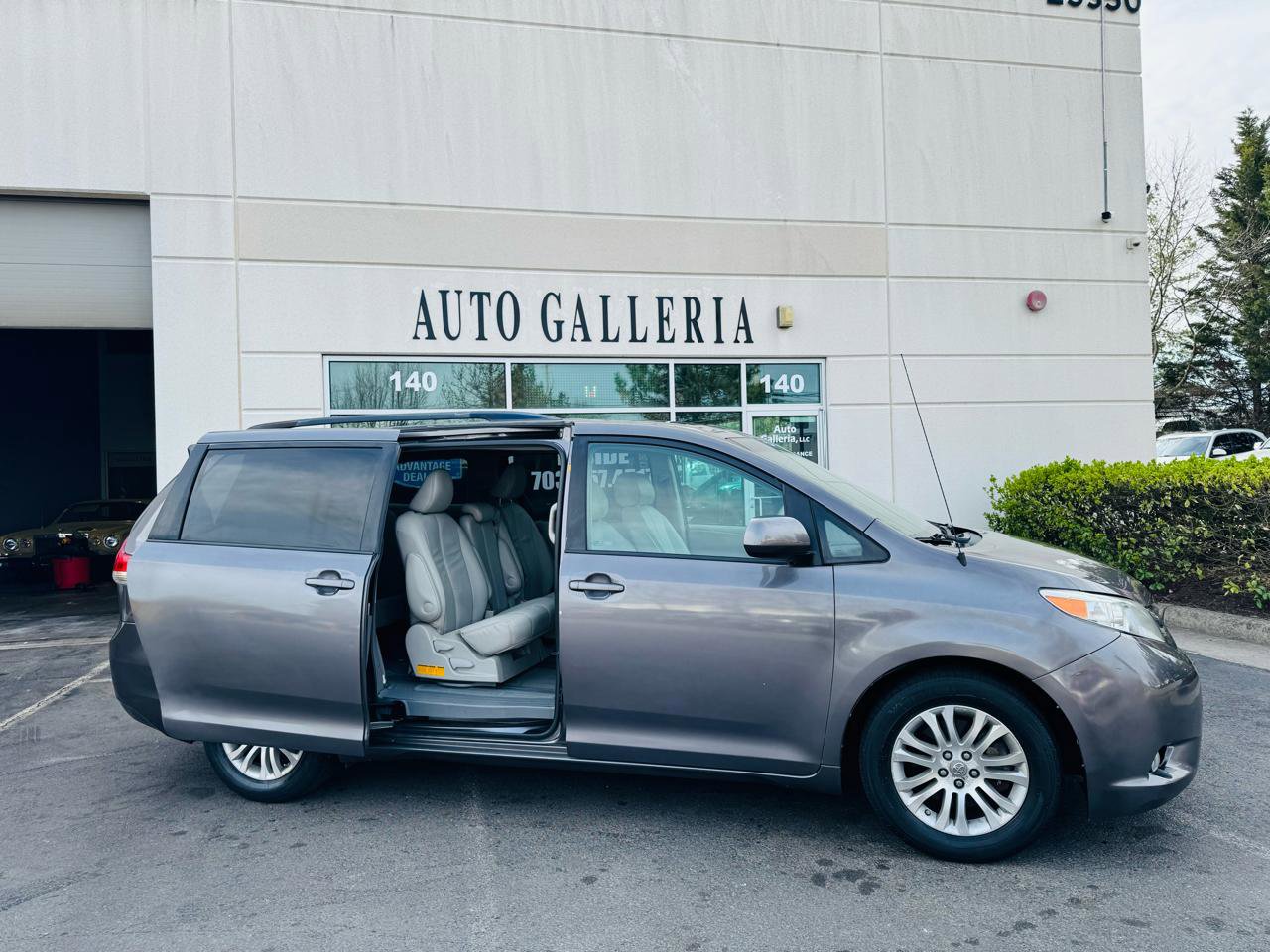 Used 2011 Toyota Sienna XLE image 25