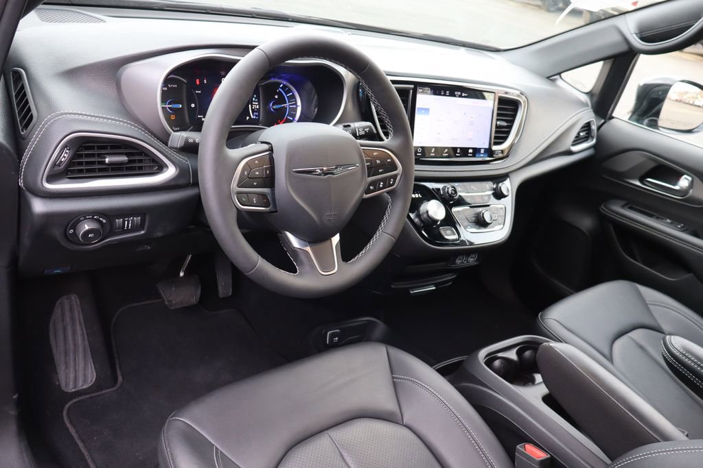 Used 2025 Chrysler Pacifica Select image 6