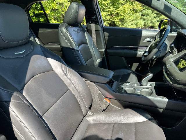 Used 2023 Cadillac XT4 Luxury w/ Cold Weather Package AWD/4WD image 20