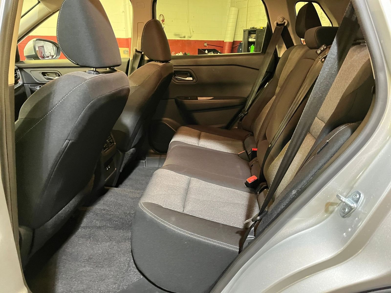 Used 2025 Nissan Rogue SV image 27