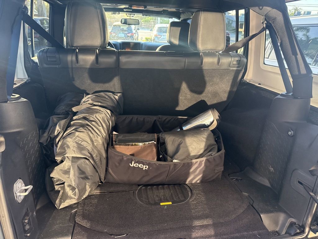 Used 2017 Jeep Wrangler Unlimited Sahara w/ Connectivity Group image 9