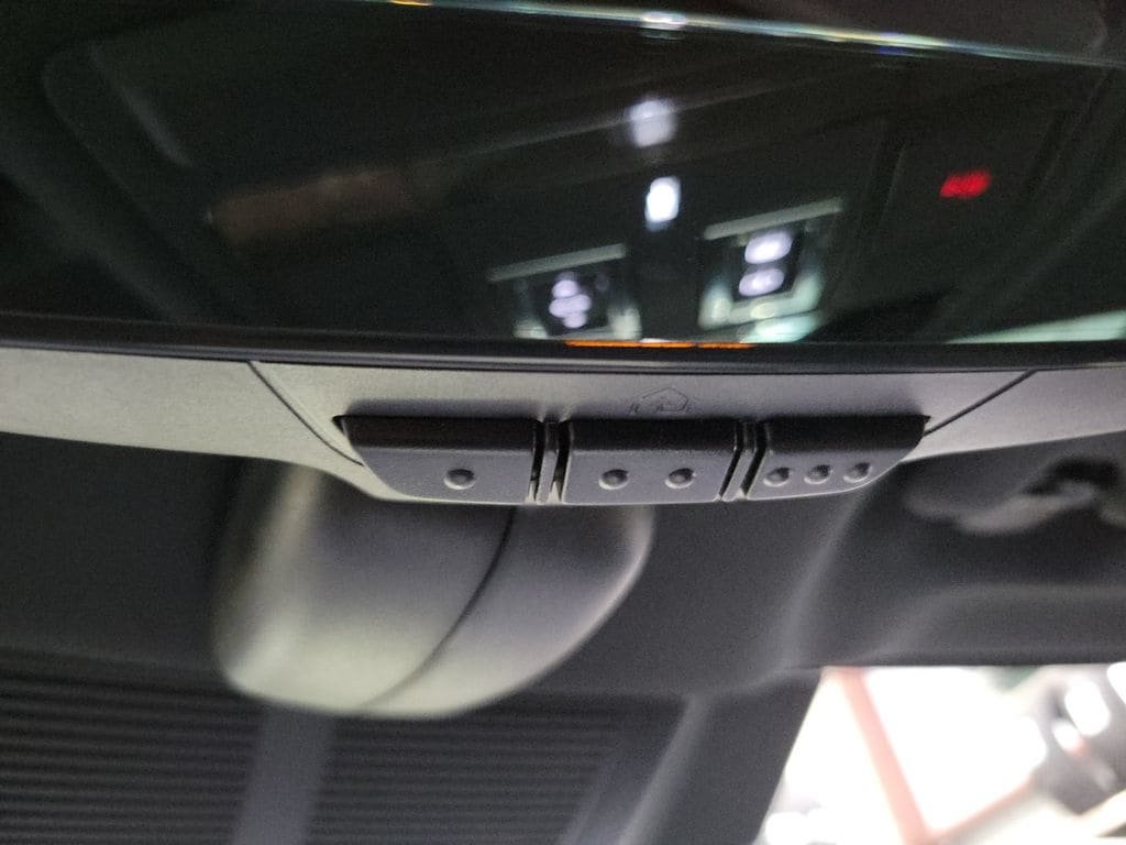 New 2026 Land Rover Defender 90 X-Dynamic SE AWD/4WD image 32