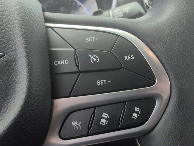 Used 2025 Chrysler Pacifica Select image 21