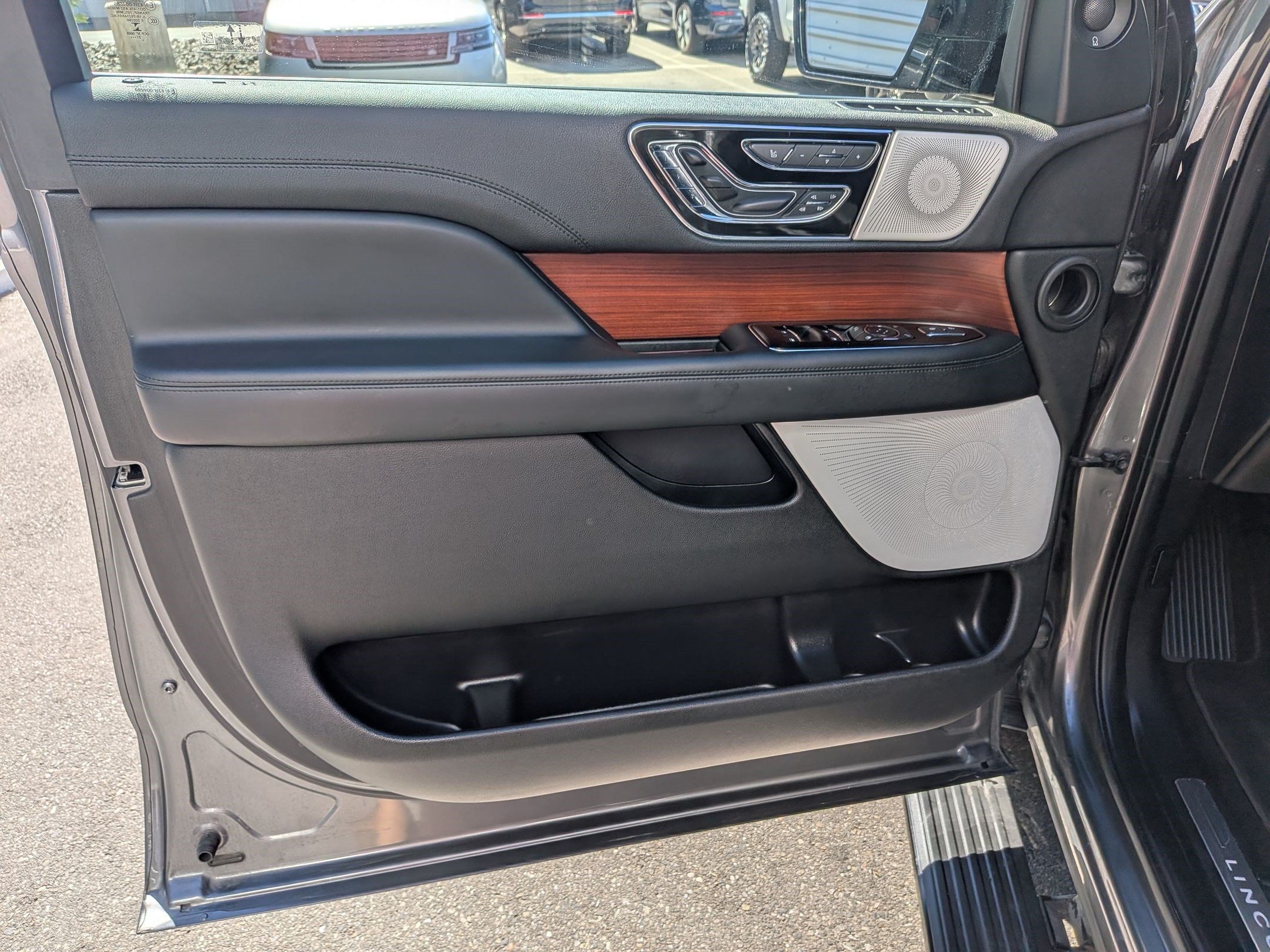 Used 2021 Lincoln Navigator Reserve w/ Luxury Package AWD/4WD image 12