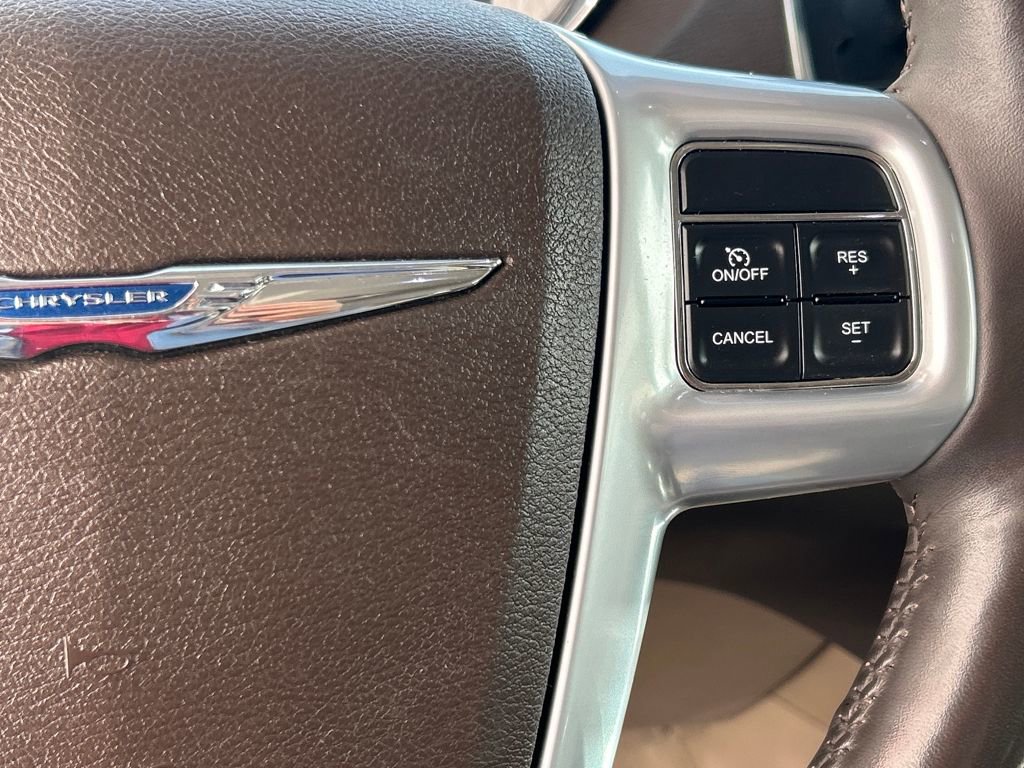 Used 2013 Chrysler Town & Country Limited image 22