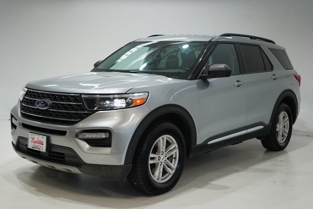 Used 2024 Ford Explorer XLT w/ Equipment Group 202A AWD/4WD image 3
