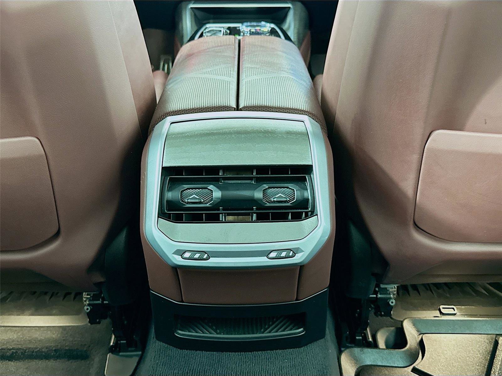 Used 2023 BMW 760i xDrive image 27