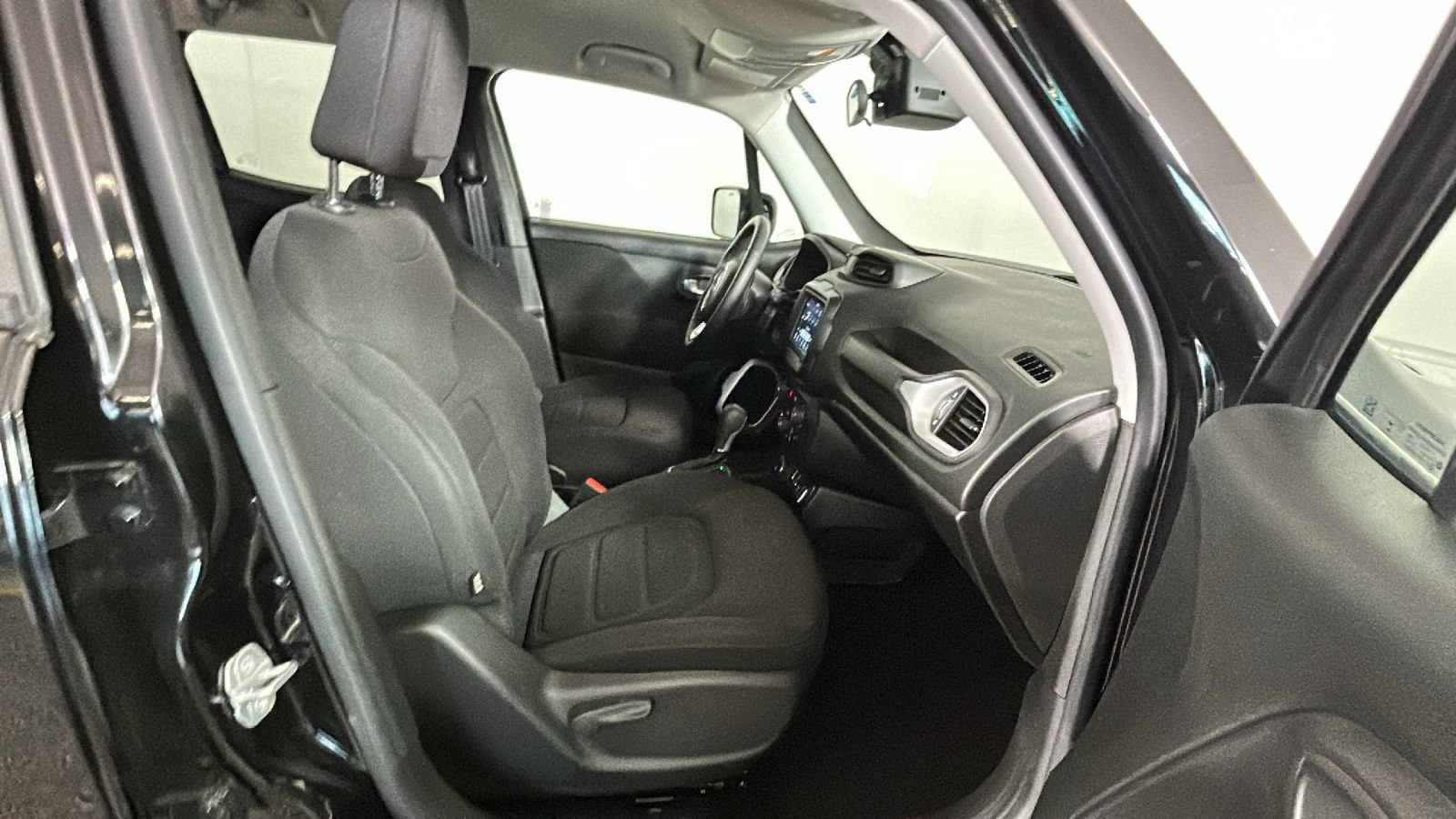 Used 2020 Jeep Renegade Latitude w/ Cold Weather Group AWD/4WD image 35