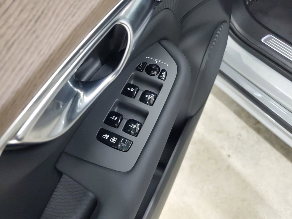 New 2025 Volvo XC90 B6 Core w/ Climate Package image 23