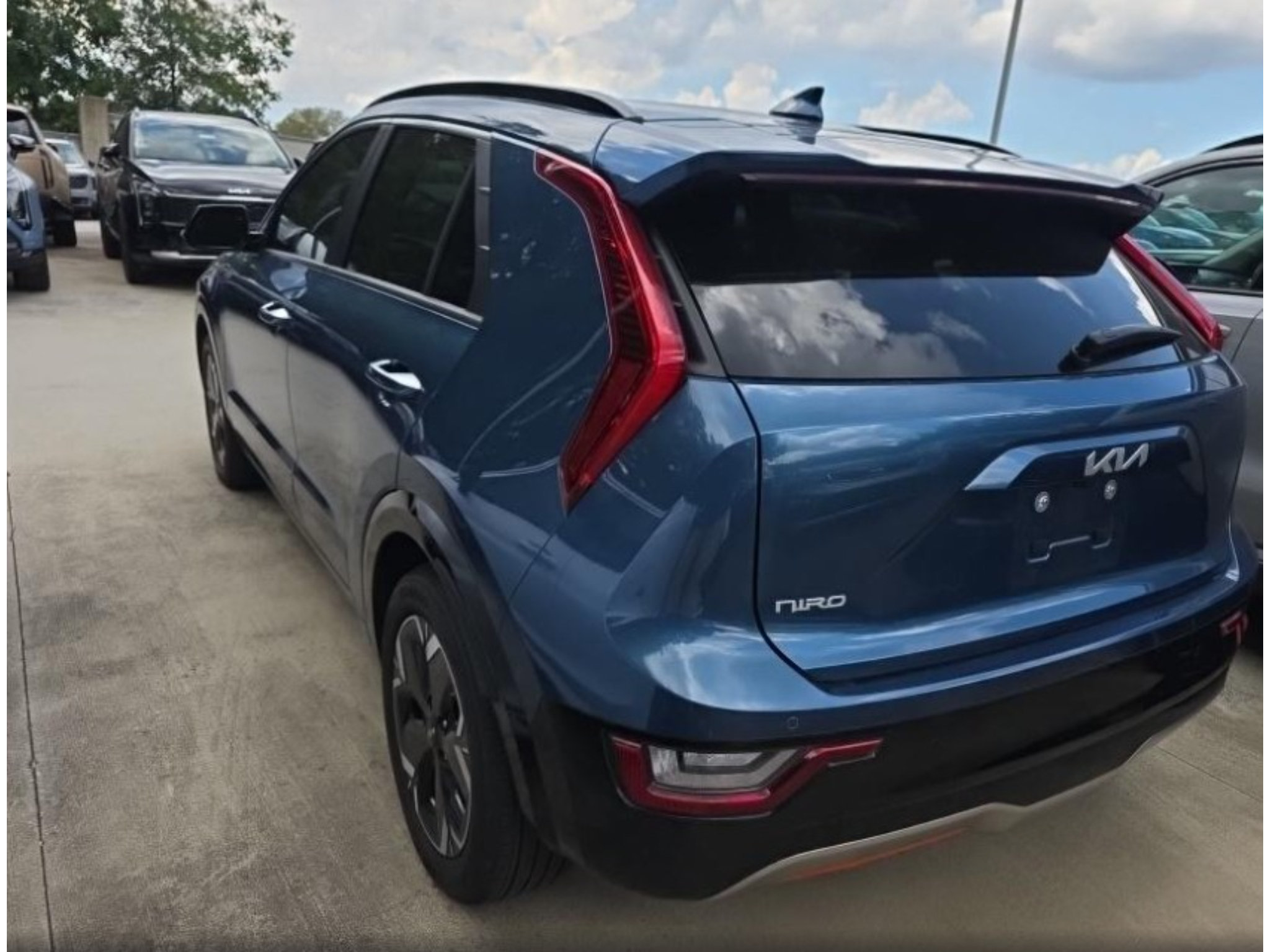 Used 2024 Kia Niro Wave w/ Wave Preserve Package FWD image 4