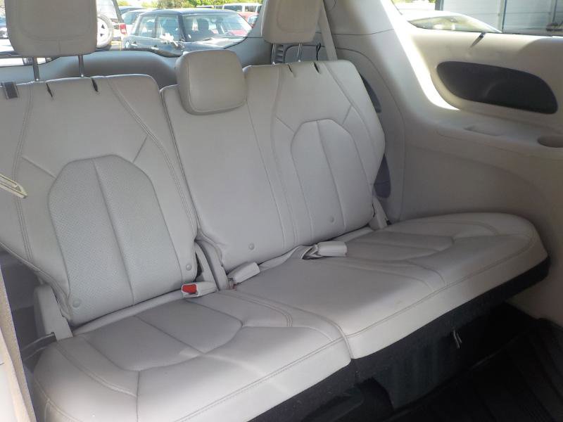 Used 2018 Chrysler Pacifica Touring-L image 21