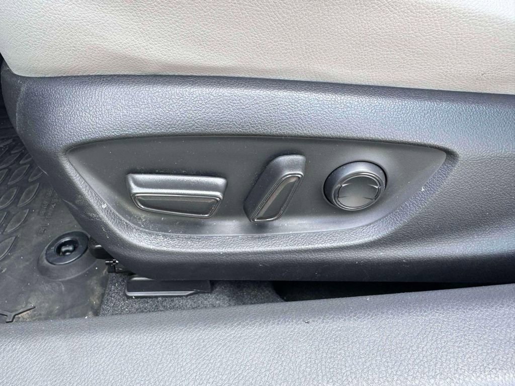 Used 2023 Toyota Camry SE AWD/4WD image 17