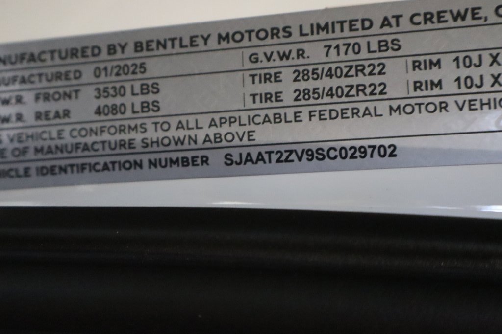 Used 2025 Bentley Bentayga image 41