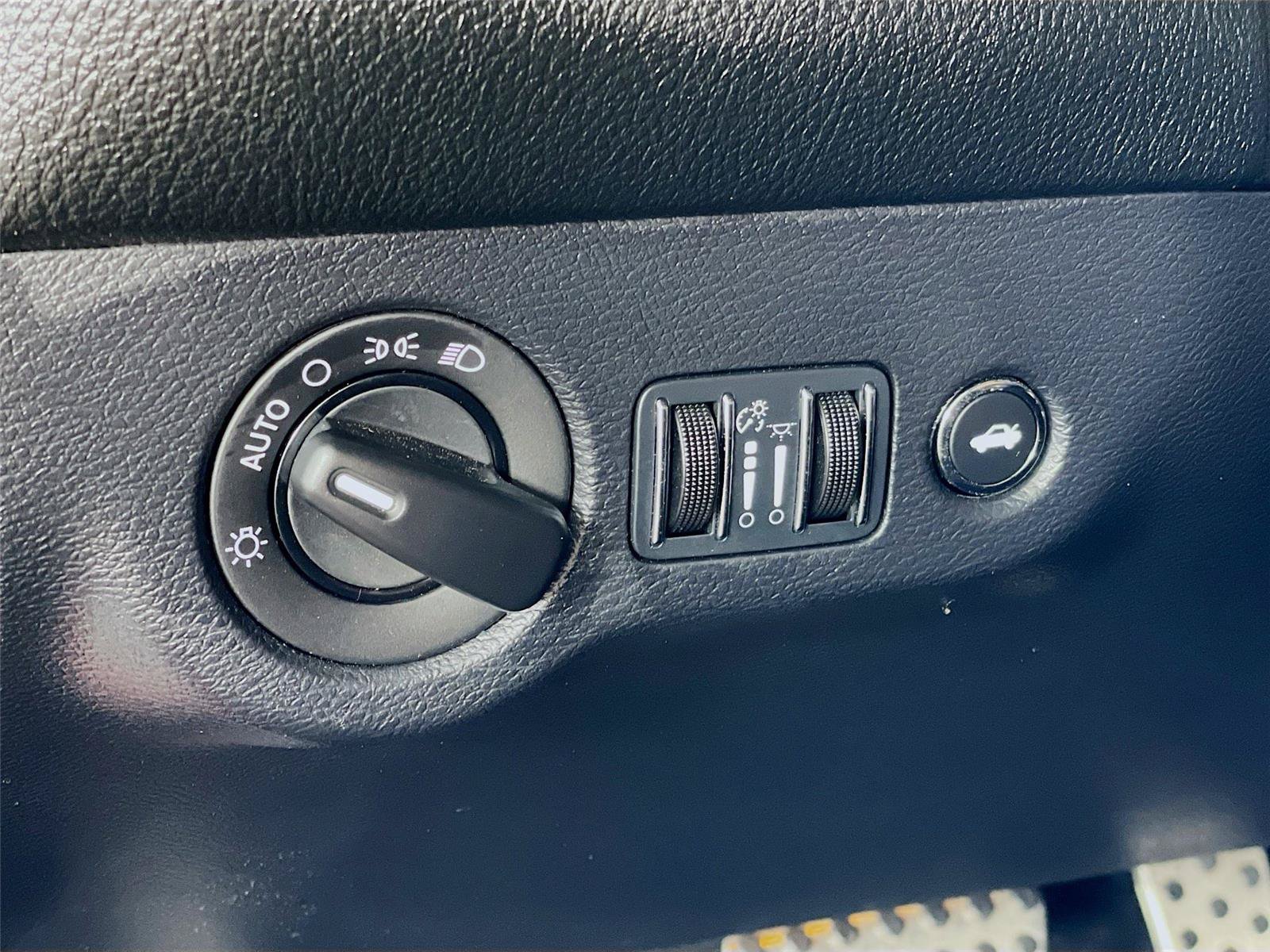 Used 2015 Dodge Challenger SRT Hellcat RWD image 13