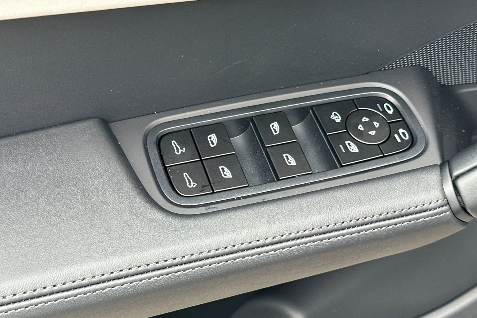 New 2026 Porsche Cayenne Coupe image 13